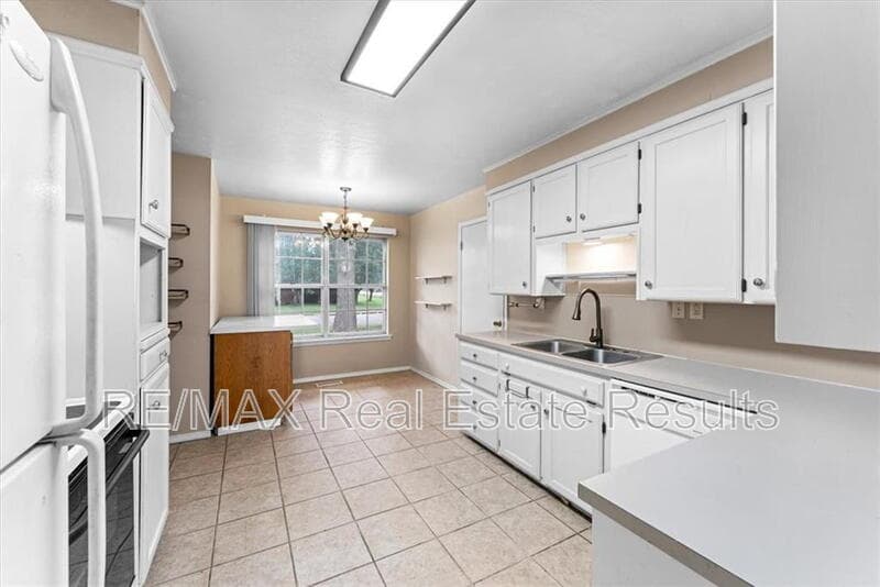 Bentonville House: 2406 SE 15th St