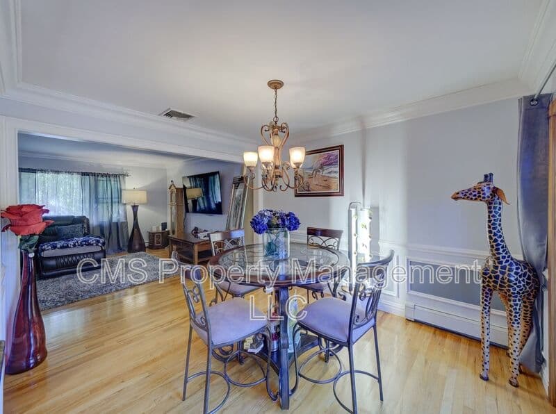 Bloomingdale House: 128 Reeve Ave