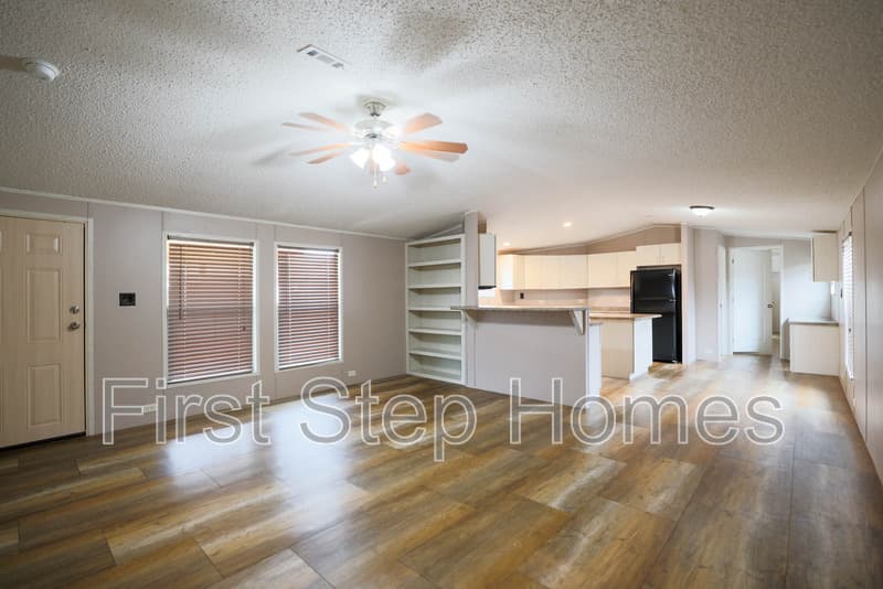 Tyler House: 1114 Tres Picos St