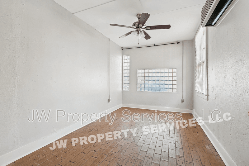 New Orleans House: 320 N Olympia
