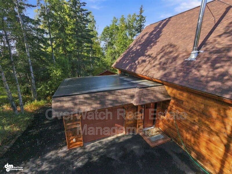 Eagle River House: 10610 High Bluff Dr
