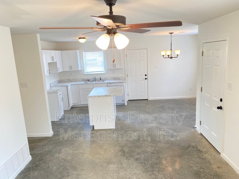 Memphis House: 2963 Lake Park Rd.