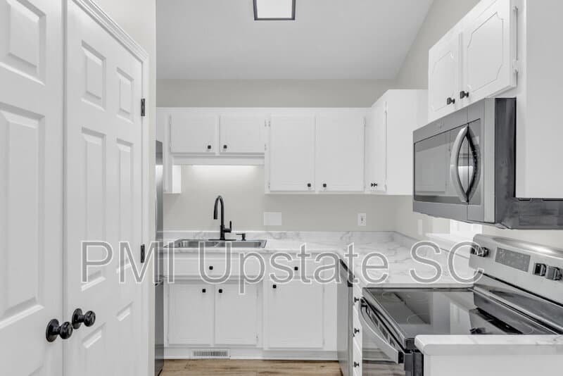 Simpsonville House: 244 Oak Valley Drive