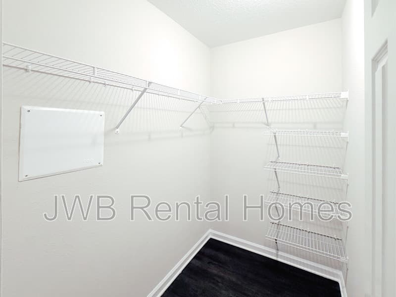 Jacksonville House: 6704 Elwood Ave