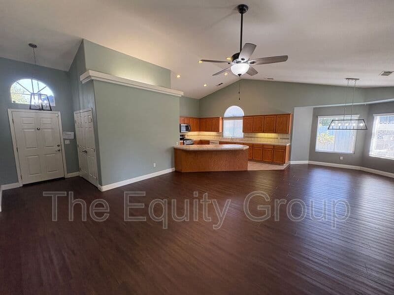 Visalia House: 2643 West Oakridge Ave