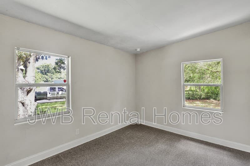 Jacksonville House: 2608 Larkspur Ave