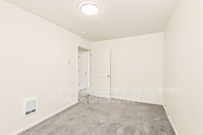 Portland Apartment: 141 NE 147th Ave