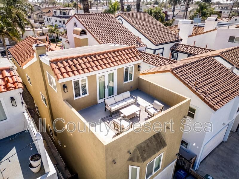 Huntington Beach House: 621 8th St