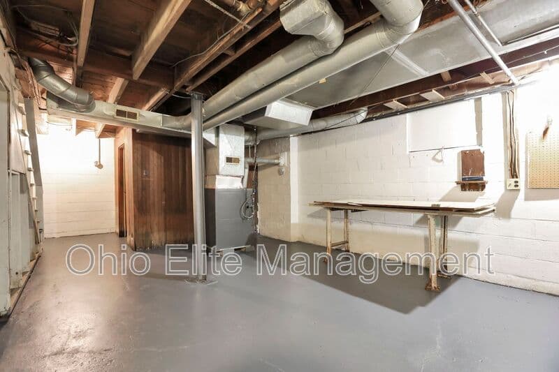 Columbus House: 53 S Burgess Ave
