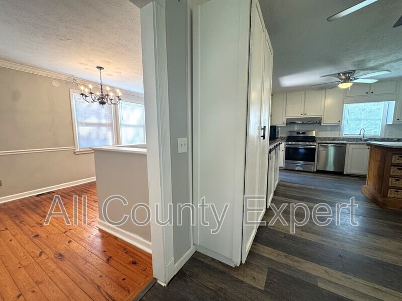 Gainesville House: 9215 Long Hollow Rd