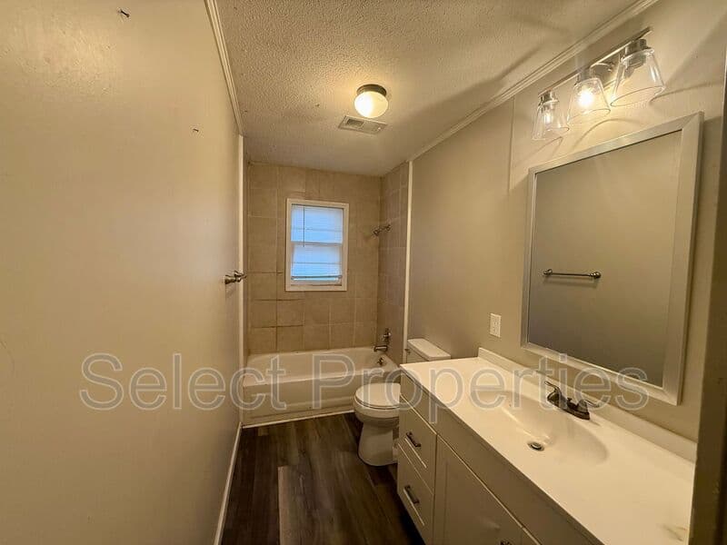 Jonesboro House: 3801 Devon