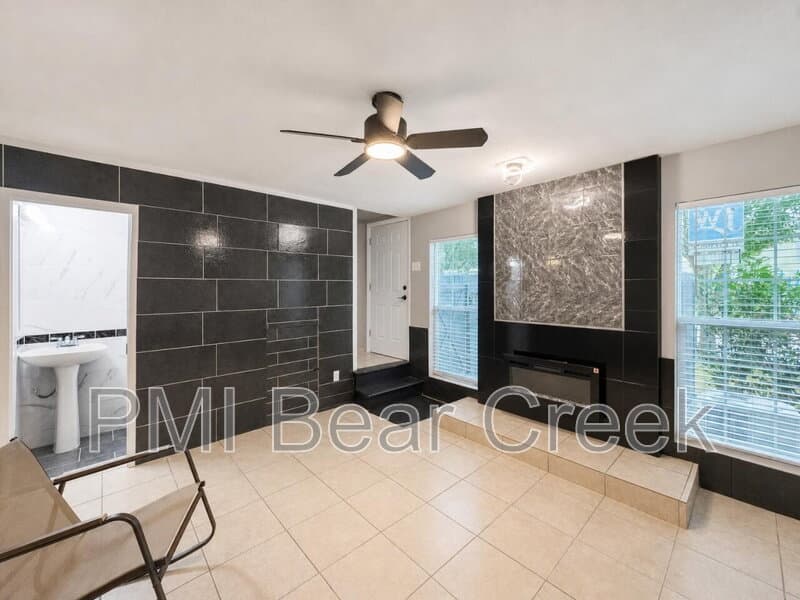 Houston Condo: 9550 Deering Drive