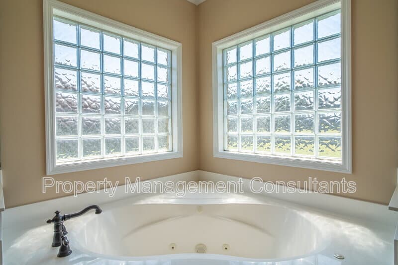 Madison House: 178 Sarah Jane Dr