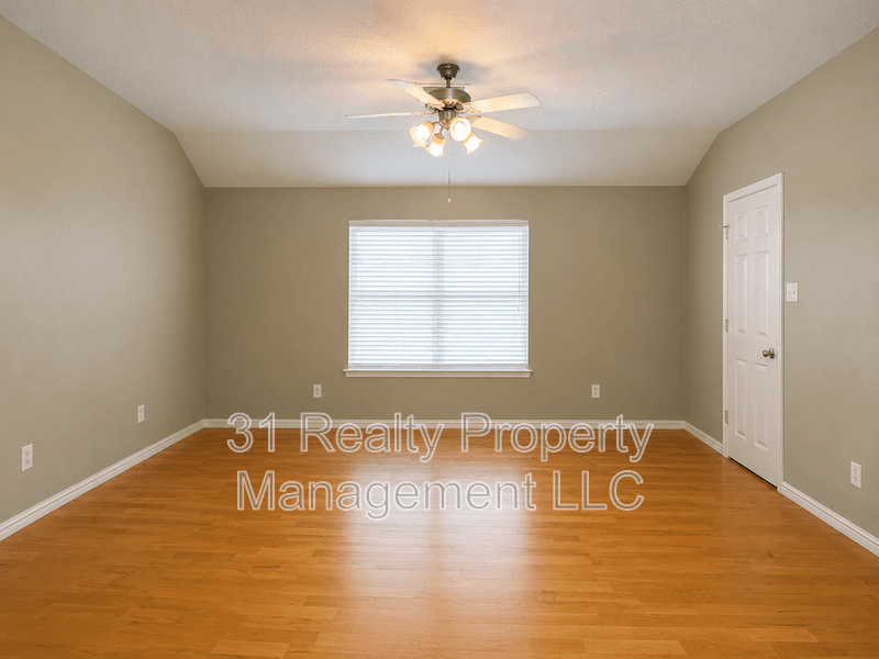 Fresno House: 2119 Hawthorne Brook