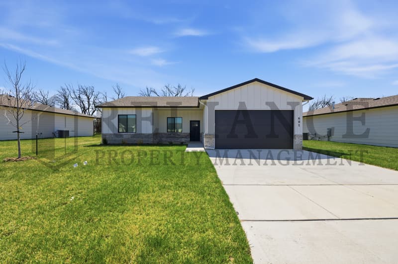 Valley Center House: 501 E Elmwood St