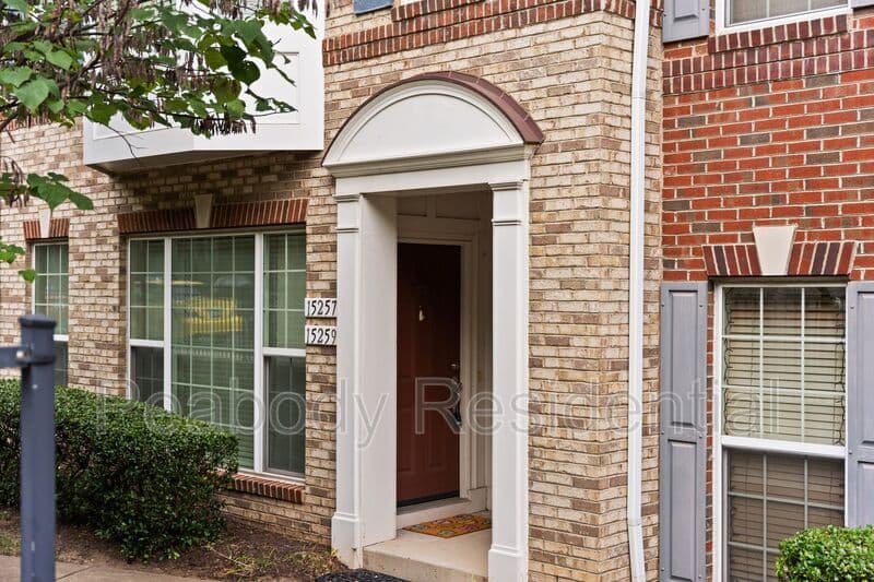 Woodbridge House: 15259 Leicestershire St