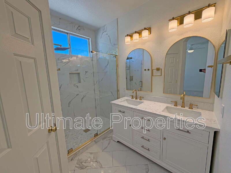Avondale House: 12360 W Tonto St