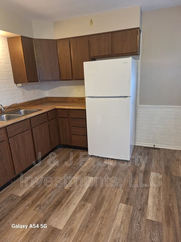 Twin Lakes House: 2349 Anna Avenue