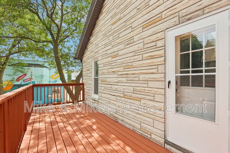 Milwaukee Condo: 506 E Linus St Uppr REAR