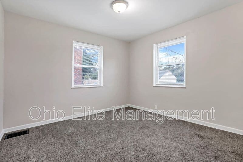 Columbus House: 370 S Chase Ave