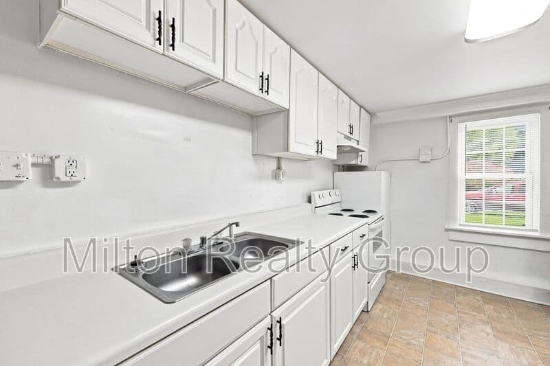 Four Oaks Condo: 101 E. Woodall St.