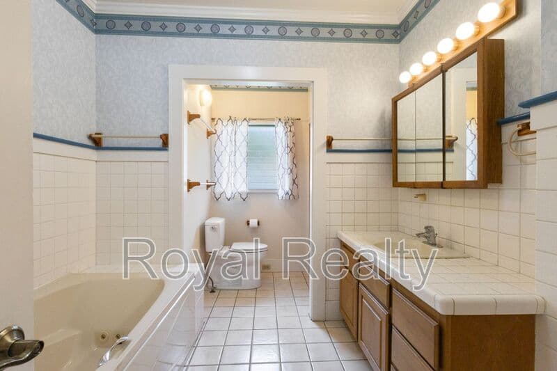 Honolulu House: 2910 Nanihale Place