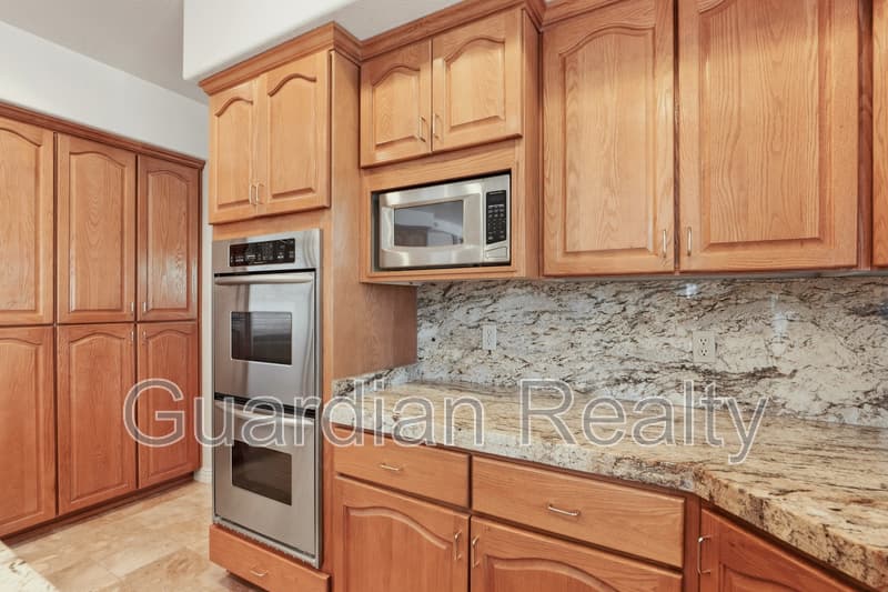 Henderson House: 1888 Woodhaven Dr