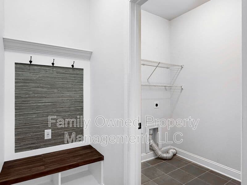 Summerville House: 128 Whaler Ave