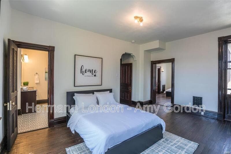 Saint Louis House: 3922 Castleman Avenue,