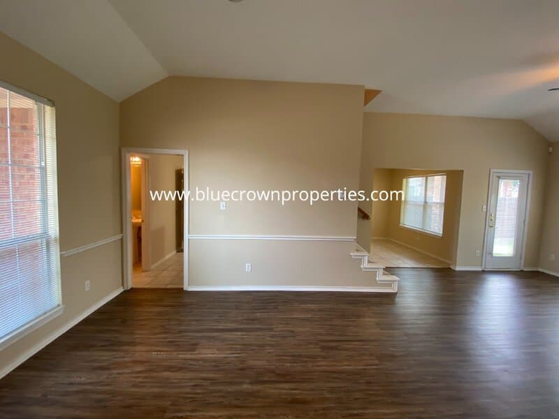 Carrollton House: 1829 Carver Dr