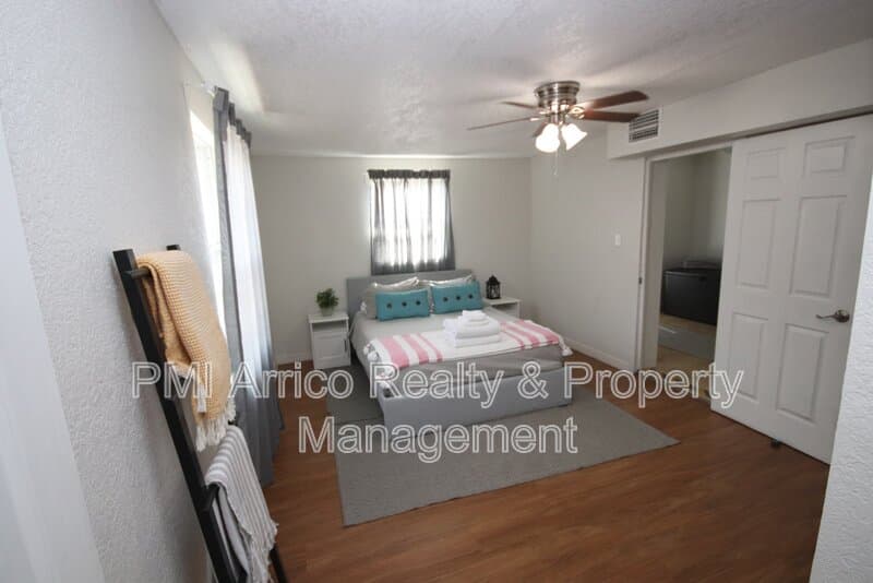 Tampa House: 1918 W Walnut St