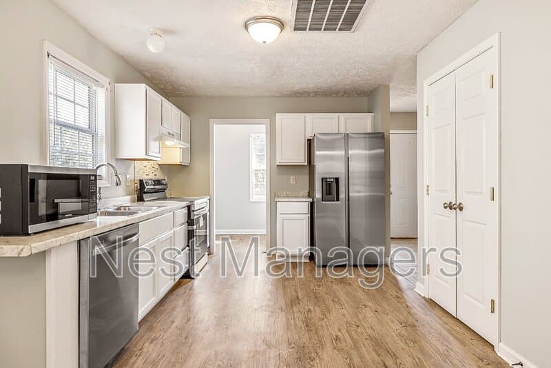 Fayetteville House: 519 Abbottswood Dr