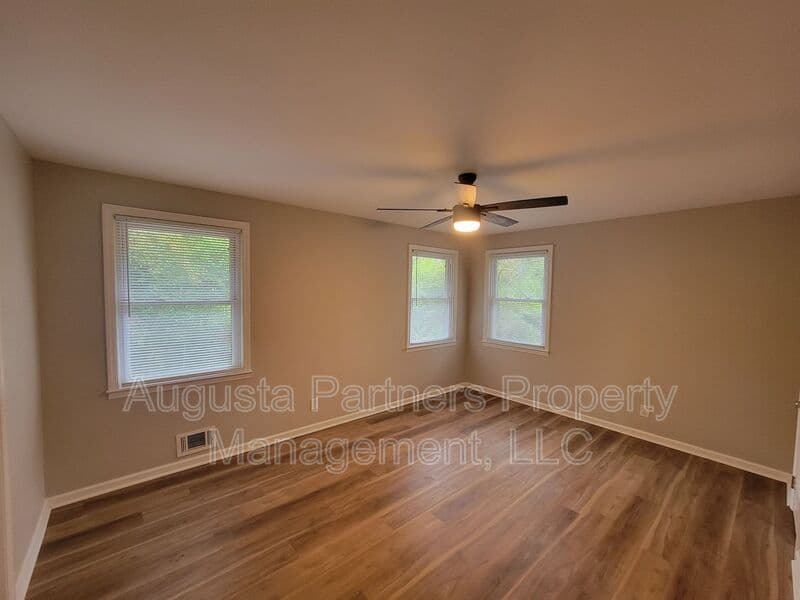 Augusta House: 323 Pineview Drive