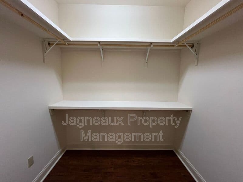 Lafayette House: 114 Hargrave Dr