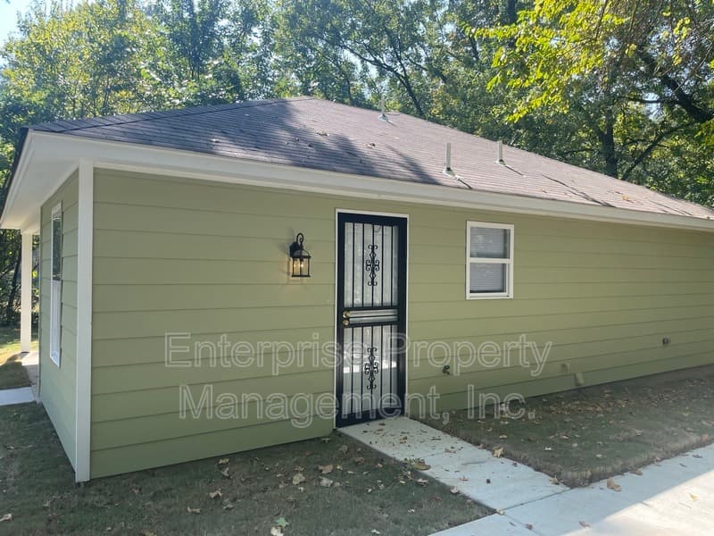 Memphis House: 3187 E Shirley Circle