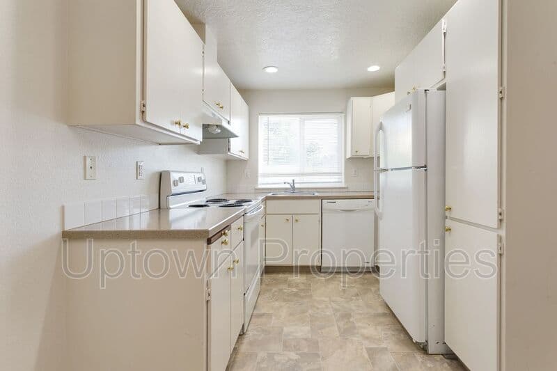 Portland House: 228 SE 106th Ave