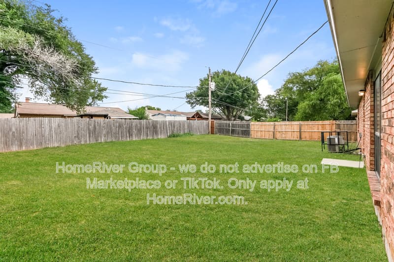 North Richland Hills House: 6905 Mid Cities Blvd