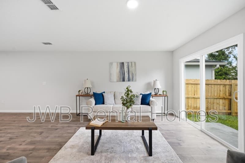 Jacksonville House: 7648 Eaton Ave