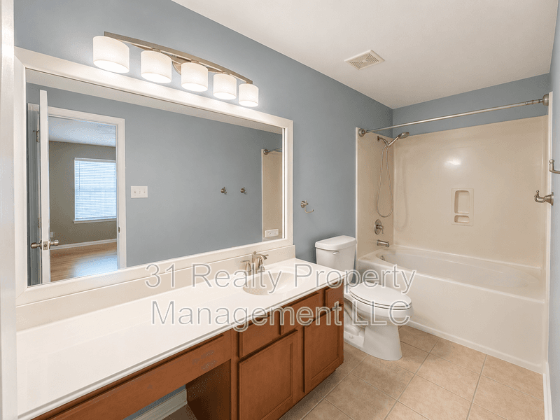 Fresno House: 2119 Hawthorne Brook
