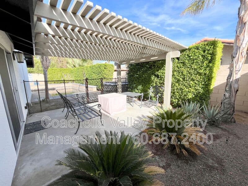 Palm Springs House: 372 W Dominguez Rd