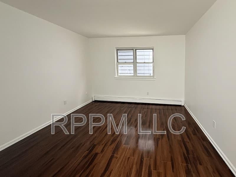 Belleville Condo: 19 Van Rensselear St APT 2