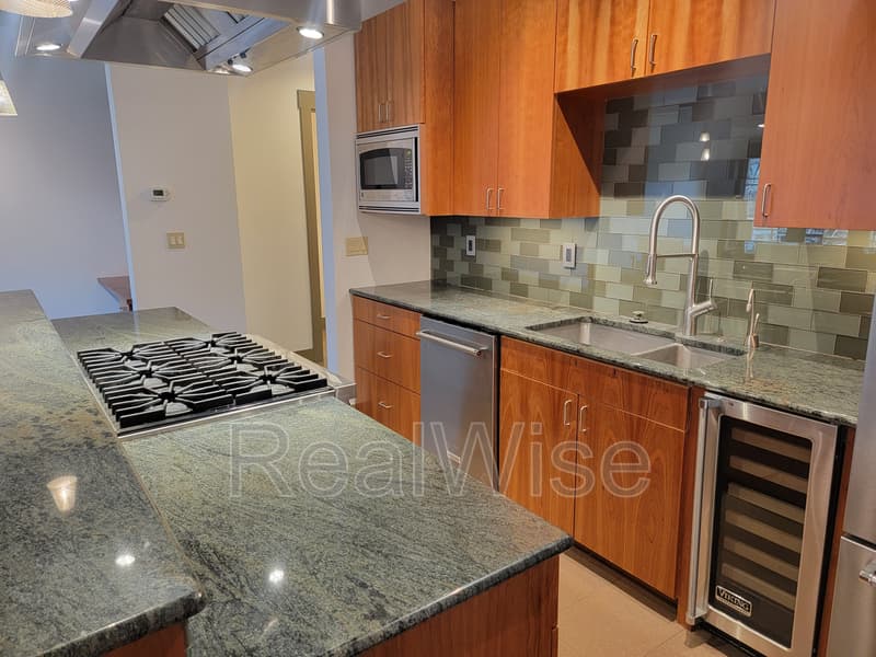 Bend Townhome: 16 SW Wall St