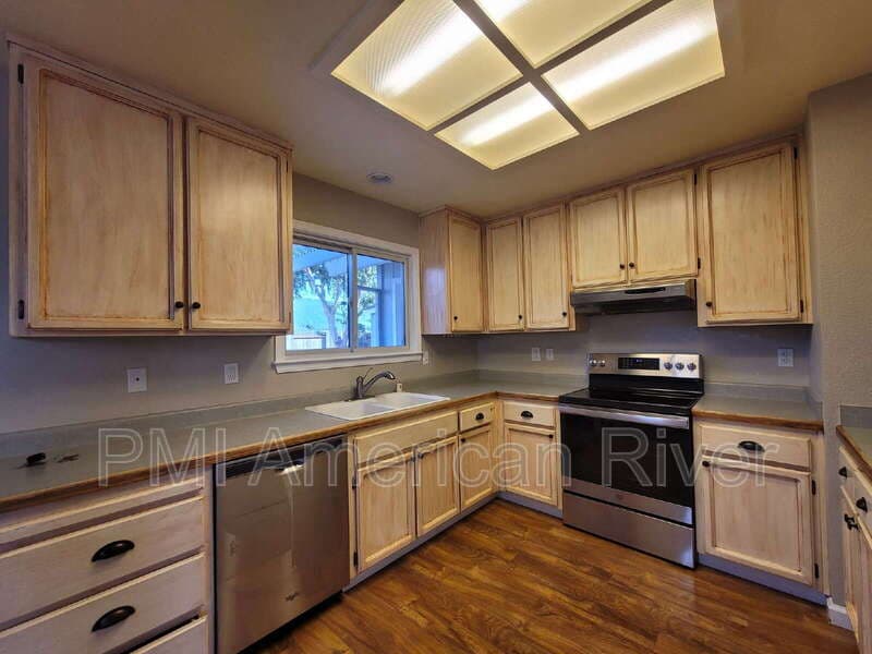 Sacramento House: 8715 Rooster Way