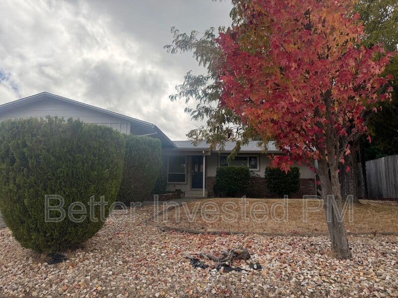 Ukiah House: 611 Tokay Ave