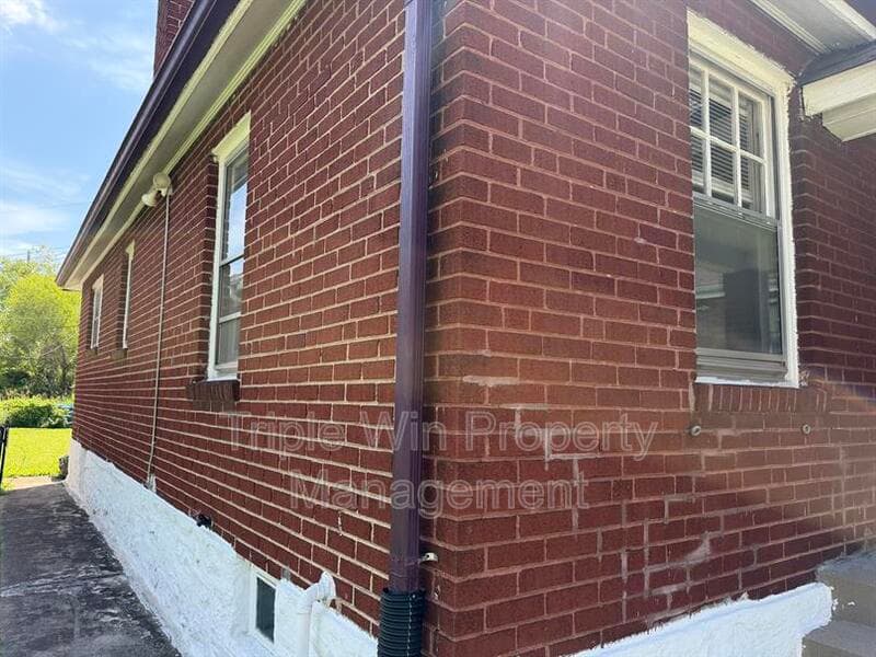 Saint Louis House: 8530 Lowell St