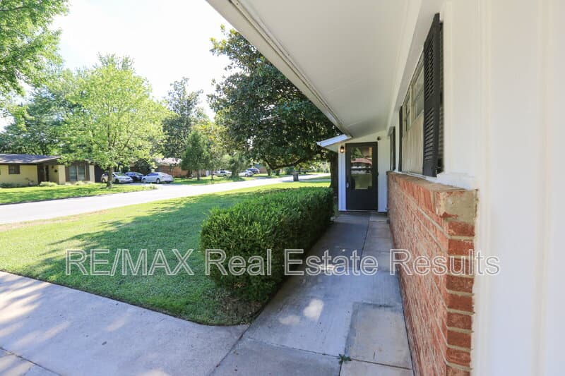 Springdale House: 1402 Lawrence Ave