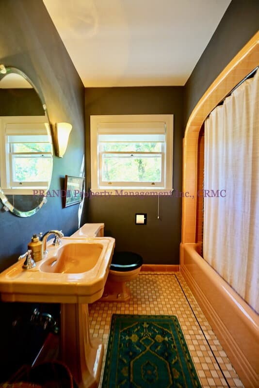 San Anselmo House: 124 Prospect Ave