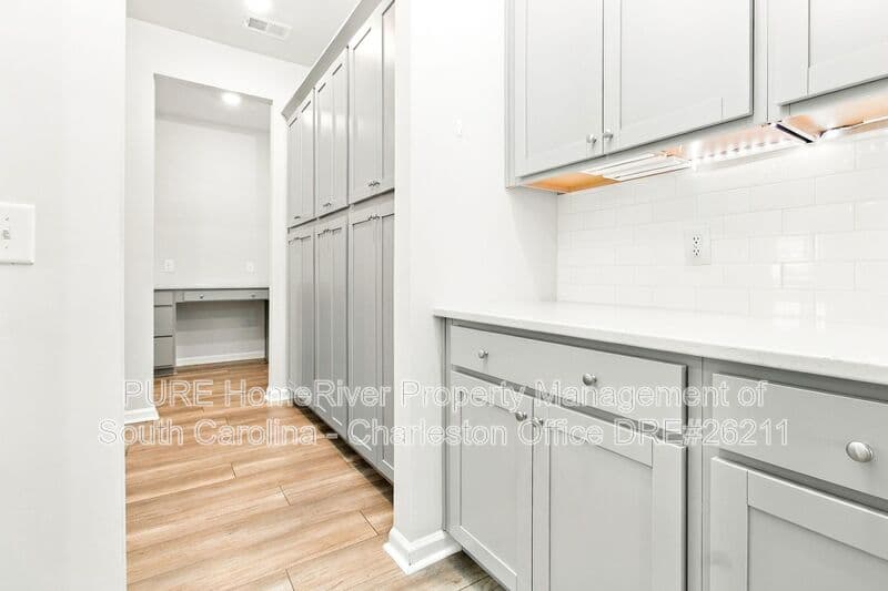 Summerville House: 476 Richfield Way