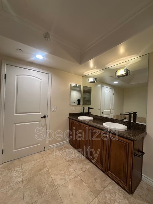 North Hollywood Condo: 10921 Whipple Street