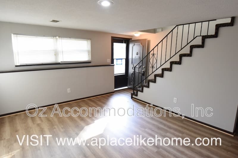 Lee's Summit House: 1214 SE 3rd Ter, Apt B